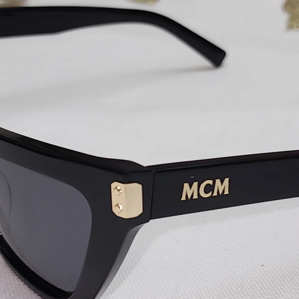 NWOT MCM WORLDWIDE SUNWEAR Sunglasses MW0010 01A With Crossbody Case